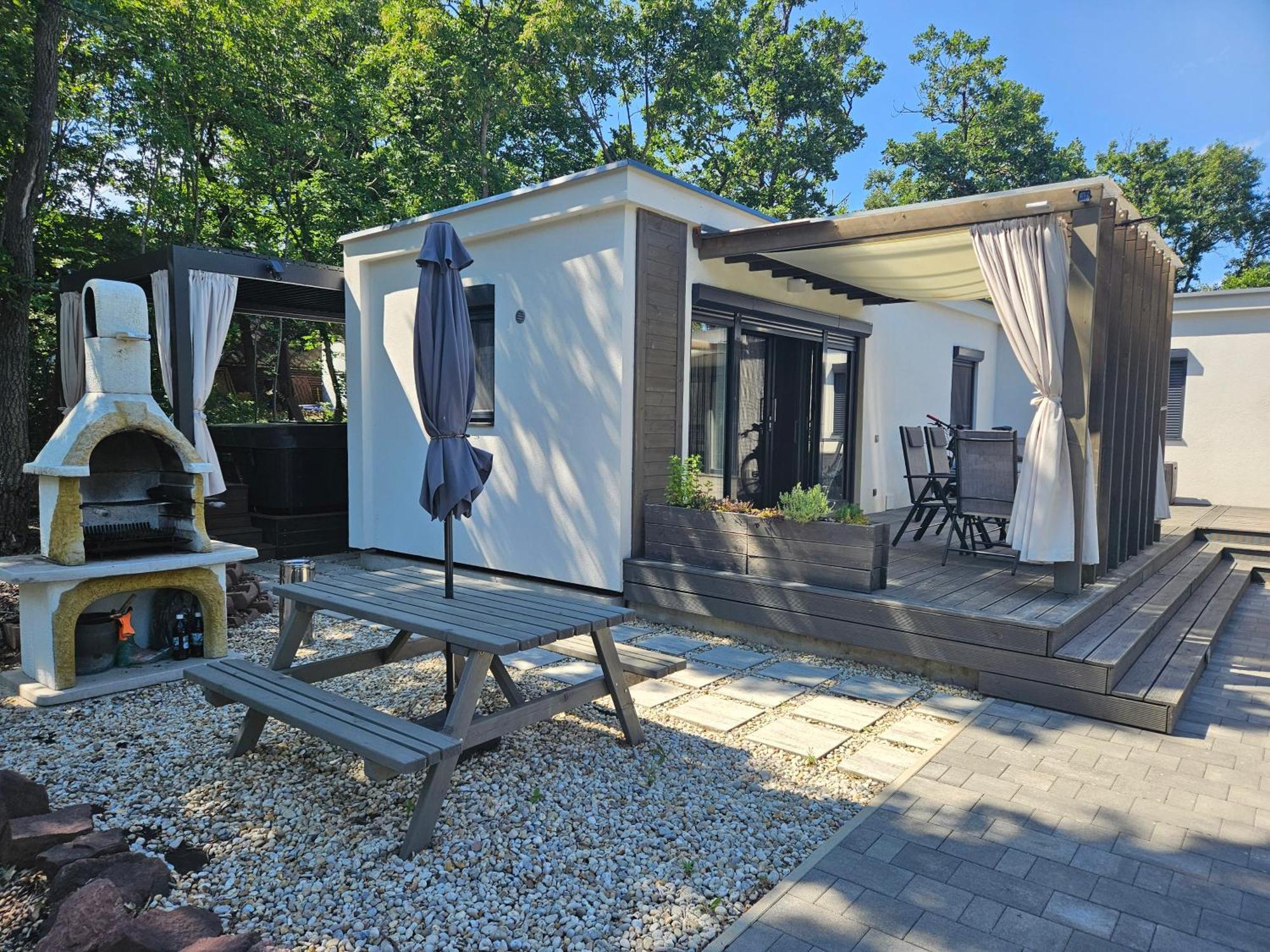 Bowery Guest Houses - Arnyas Vendeghazak Balatonalmádi エクステリア 写真